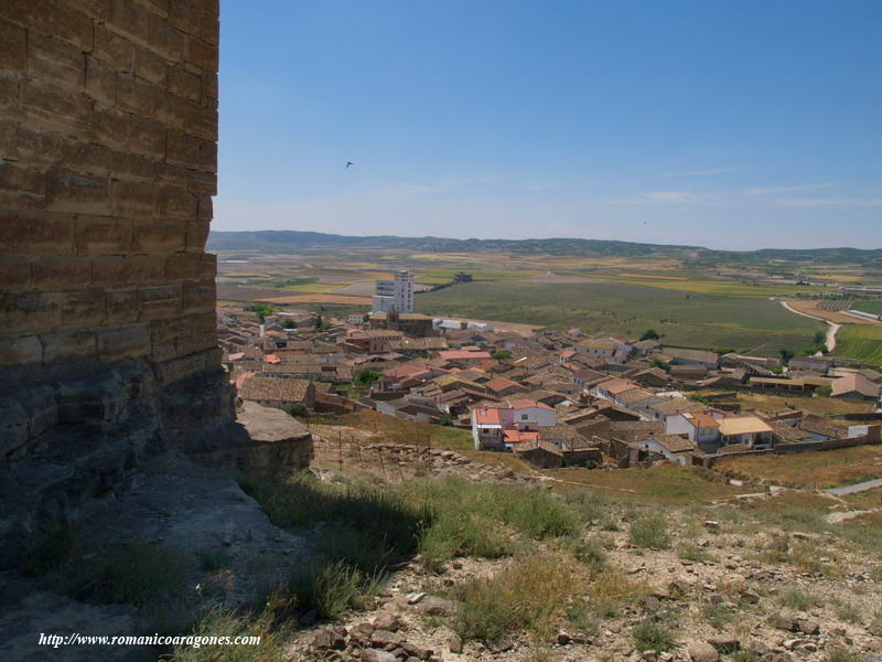 BASE DEL MURO OESTE Y AL FONDO, EL CASERO